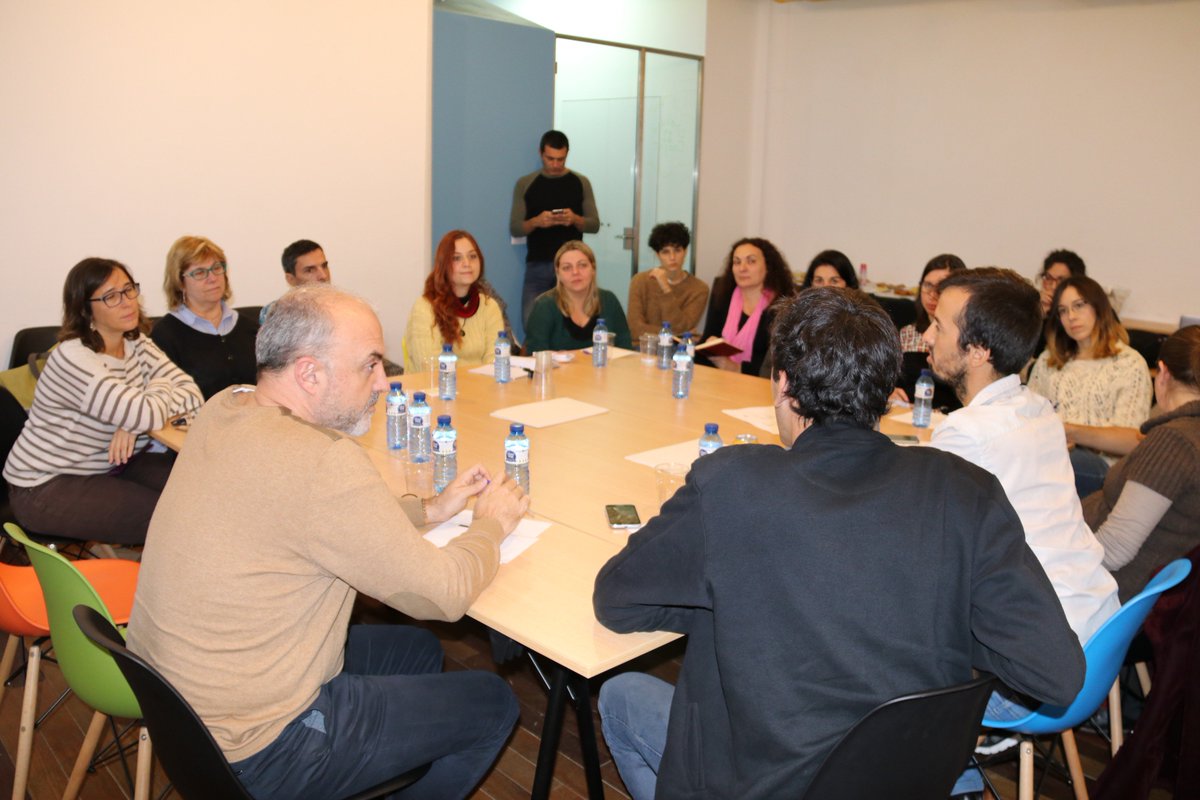 'Lo comunitario es un punto de salida en la transición del sistema educativo, entendiendo la educación como un tejido de relaciones y el sistema educativo hegemónico como un sistema que le dio la espalda' <a href="/germandoin/">German Doin</a> y S.Martínez de <a href="/ReevoSocial/">REEVO</a>