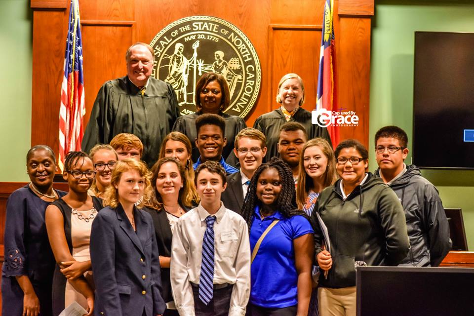 JuvenileCrime's tweet photo. New --  25+ Photos from 25+ States where Awesome Youth Volunteers are Helping their Peers Referred to #YouthJustice and #JuvenileJustice Diversion Programs called #YouthCourt, #TeenCourt, #StudentCourt, #PeerCourt and #PeerJury.   Click https://t.co/srZwYVRlkZ https://t.co/N2jgO7GeDH
