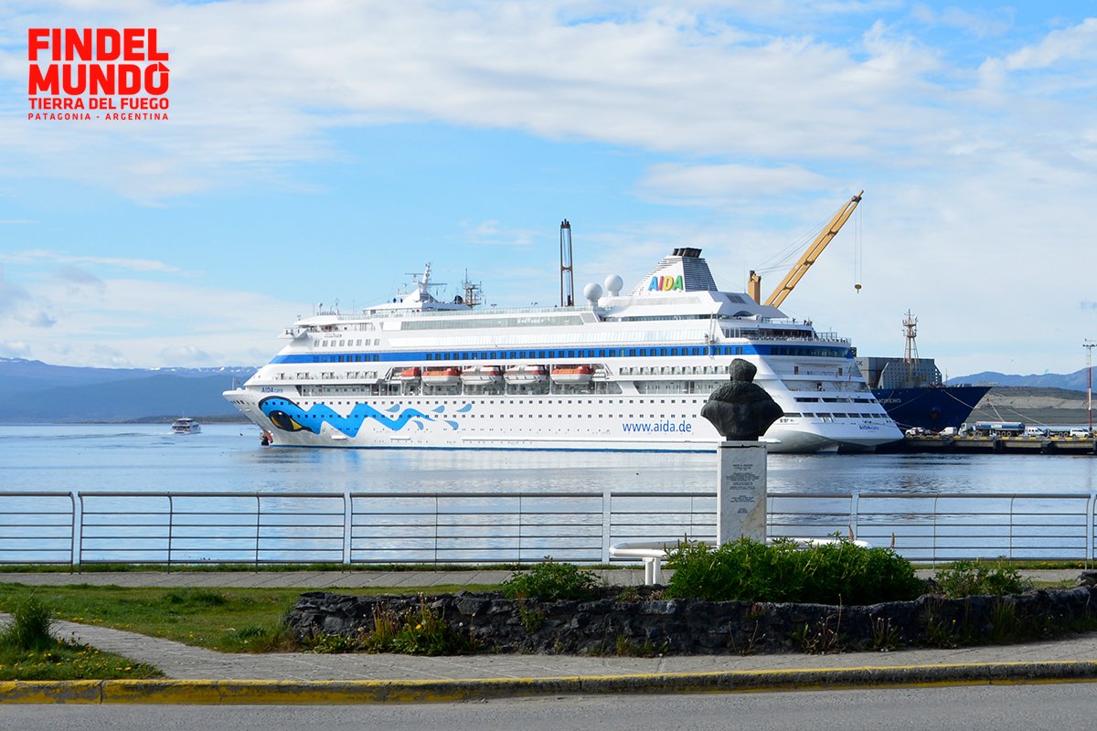 TurismoTDF's tweet photo. Temporada de cruceros: nos visitan los buques Aida Cara y Le Soleal #Ushuaia #TemporadaDeCruceros #FinDelMundo #TierraDelFuego #EsAventura https://t.co/ELrL11XdKq https://t.co/sPVn5blqx1