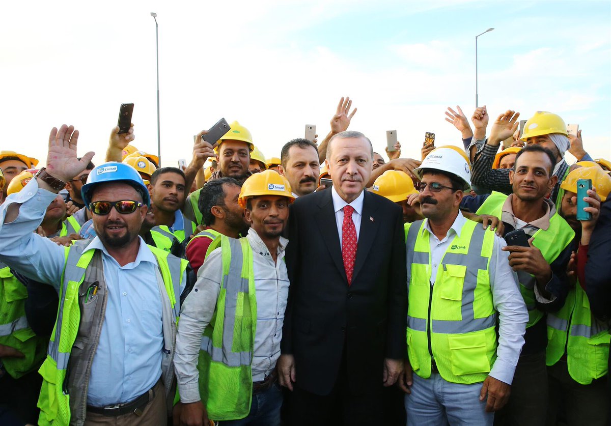 Akparti's tweet photo. Cumhurbaşkanımız Recep Tayyip Erdoğan, Kuveyt Uluslararası Havalimanı yeni terminal binasının inşaatı hakkında yetkililerden bilgi aldı, işçilerle fotoğraf çektirdi. https://t.co/fWbkTGUHUo