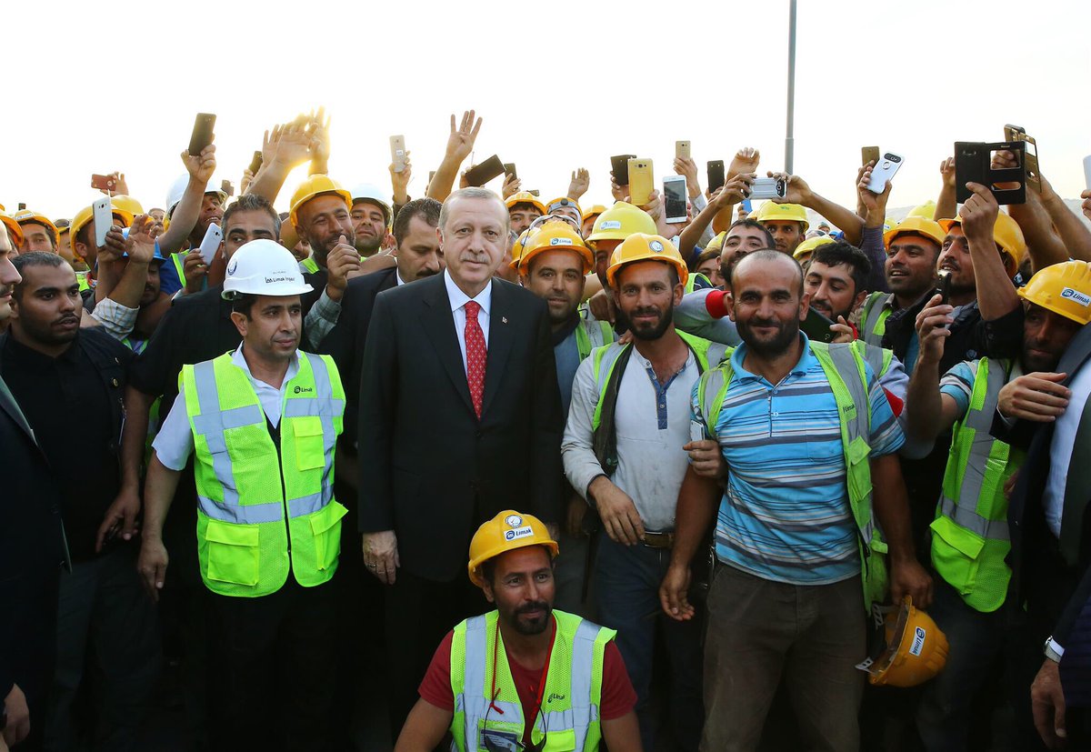 Akparti's tweet photo. Cumhurbaşkanımız Recep Tayyip Erdoğan, Kuveyt Uluslararası Havalimanı yeni terminal binasının inşaatı hakkında yetkililerden bilgi aldı, işçilerle fotoğraf çektirdi. https://t.co/fWbkTGUHUo