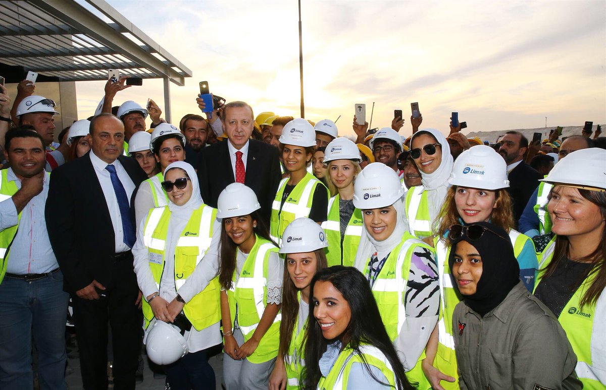 Akparti's tweet photo. Cumhurbaşkanımız Recep Tayyip Erdoğan, Kuveyt Uluslararası Havalimanı yeni terminal binasının inşaatı hakkında yetkililerden bilgi aldı, işçilerle fotoğraf çektirdi. https://t.co/fWbkTGUHUo