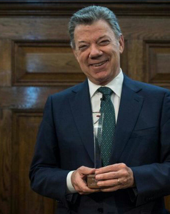 Cata_Ortiz7's tweet photo. Creo que está es la cara de @JuanManSantos cuando le preguntan si le importa o si es consciente del daño que le  está haciendo al país!!!! https://t.co/dpwa6a6KX2