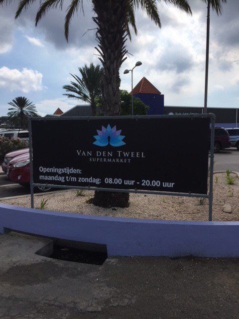 VACATURES: Wij zoeken voor onze ambachtelijke slagerij in de Van den Tweel Supermarket op CURACAO: een assistent- en een leerlingslager. Zie: vandentweelgroep.nl