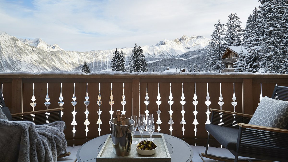 The breathtaking views across to #MountBlanc, guaranteed snow and the endless pistes are the reason why #SixSensesResidencesCourchevel is the jewel of alpine #skiing. #luxurytravel #SixSenses