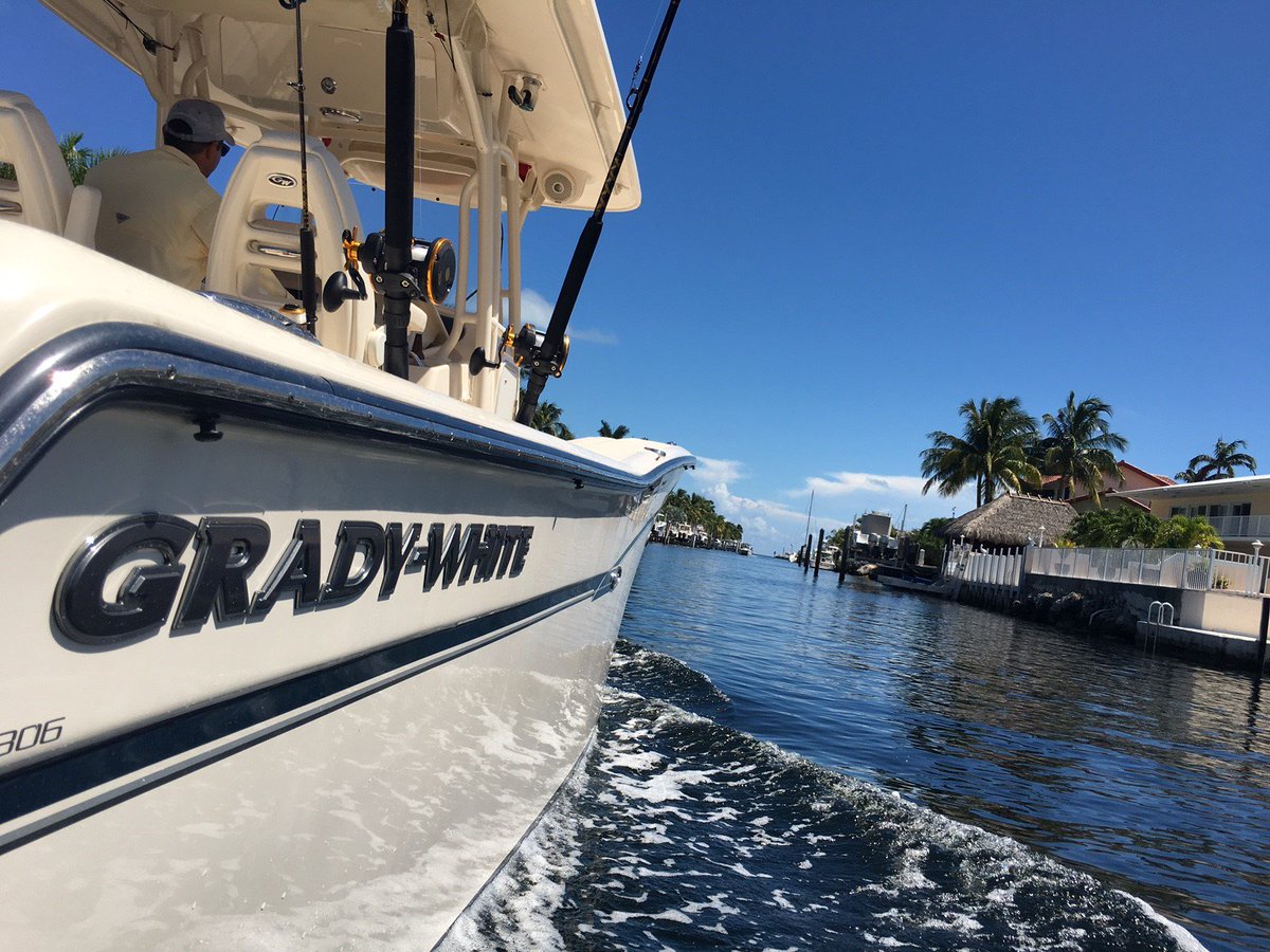 GradyLife's tweet photo. Capt. Danny Martinez's 2016 Canyon 306 is named "Mid-Life Criseas." His port is in Key Largo, Florida. #GradyLife #KeyLargo #FLboating https://t.co/OxtiNSEd10