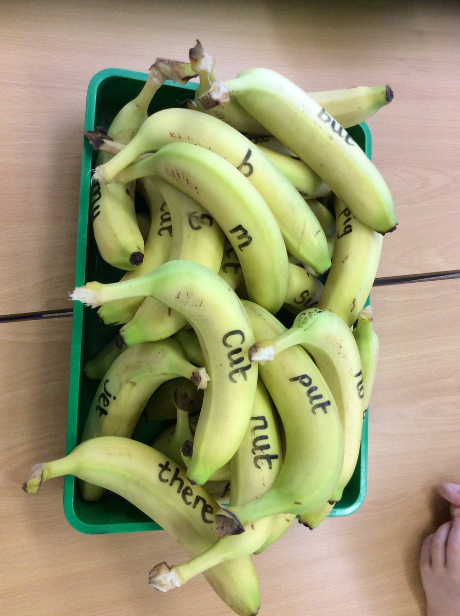 TheOaksCP's tweet photo. Willow Class use every opportunity to practice phonics! #writingeverywhere #fruit https://t.co/4WuxOmZOQQ