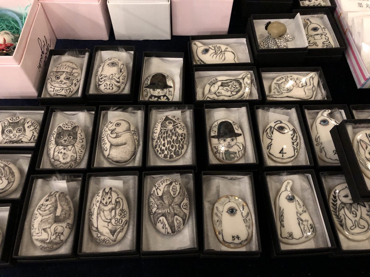 ヒグチユウコ　ともだちブローチ展　死と再生ブローチ ともだちブローチshop の様子。縁日みたいでたのしいわー。 #生活の