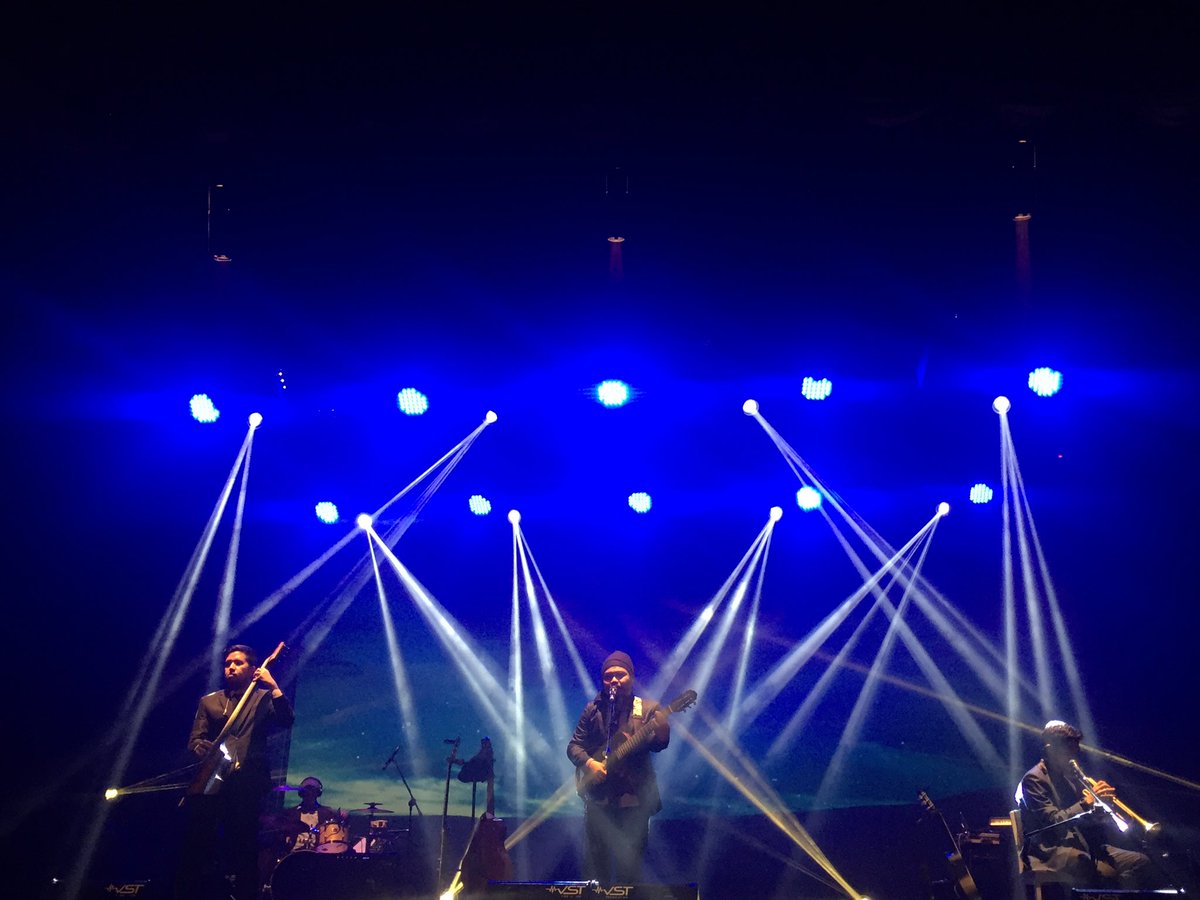Suasana #MenujuAkad langsung romantis banget sangat <a href="/payungteduh/">payungteduh</a> membawakan lagu "Rahasia" <a href="/BBM/">BBM</a> <a href="/liztomania_id/">Liztomania</a>