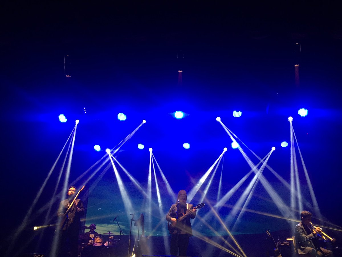 vidio's tweet photo. Suasana #MenujuAkad langsung romantis banget sangat @payungteduh membawakan lagu "Rahasia" @BBM @liztomania_id https://t.co/SlXfTcvKny