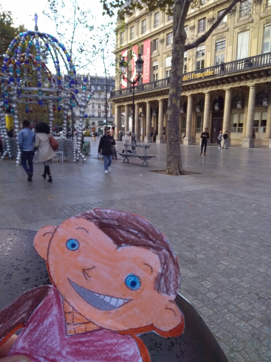 CatouLord's tweet photo. @classe_Melanie Il se prépare pour un Noël sans neige. Il est allé faire un petit tour à Paris aussi. https://t.co/MY9AFgBsLq