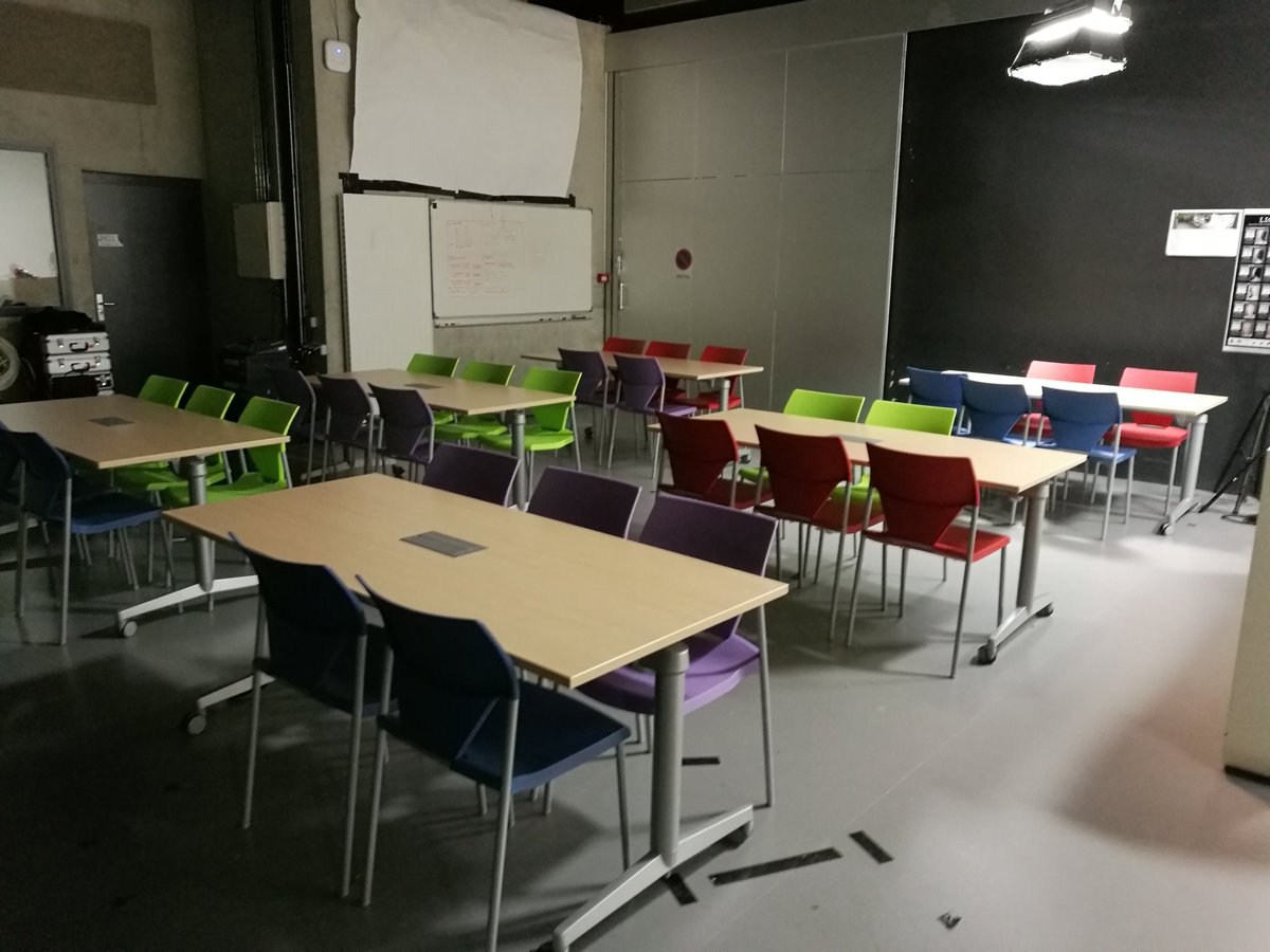 Mmi Troyes On Twitter Avec Iuttroyes On Investit Pour Le Confort De Nos Etudiants En Equipant Le Studio De Mobilier Moderne Prises Et Colore Https T Co Jse02oiys8