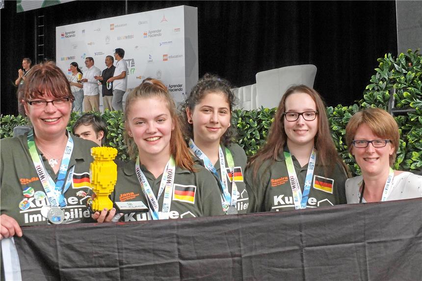 GenRob_Deutsch's tweet photo. Die Roboter-AG SisterBots der Geschwister-Scholl-Gesamtschule Lünen hat beim Weltfinale der World-Robot-Olympiad (WRO) in Costa Rica die Silbermedaille gewonnen. Herzlichen Glückwunsch :) https://t.co/vQxQHH3shd #WRO2017 #legoeducation https://t.co/s2dyB7Kg38