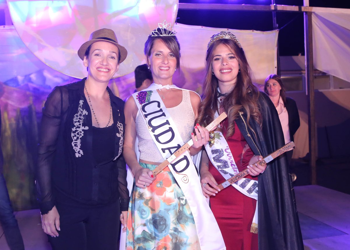 MaipuMunicipio's tweet image. Ana Laura Venturín de 33 años, ganó con 30 votos la corona del distrito de #Ciudad en su fiesta denominada “Victoria de los Tiempos” que se llevó a cabo en el polideportivo ProCreAr #VendimiasDistritales 
Mirá las fotos ➡️ goo.gl/r7JMkM