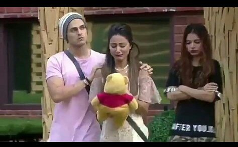 biggboss_critic's tweet photo. Aaj pooh ki mayyat me hina Maya bahot royi,aaj ki gini chuni tasweere sirf apke liye,apna Dil thaam ke dekho iss tasveer ko ,kya beeti hogi iss mayya par apne pooh ko dye karte samay,iss hina mayya ko sare biggboss ke viewers ke taraf se salute 
#BiggBoss11 https://t.co/5v1krG4DBG