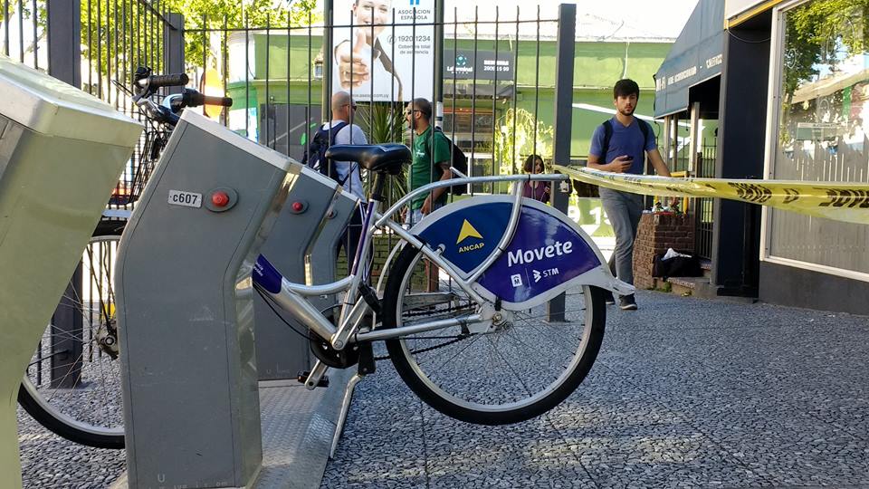UnibiciUr's tweet photo. Una buena noticia: estación de 🚲pública en la Terminal de Rio Branco, apostando a la intermodalidad Si trabajás en Ciudad Vieja y vivís en área metropolitana, podés llegar en 🚌 a la terminal y seguís tu viaje en 🚲 Idem si trabajás en área metropolitana y vivís en CV. Y q´ siga https://t.co/r5niSAvF2N