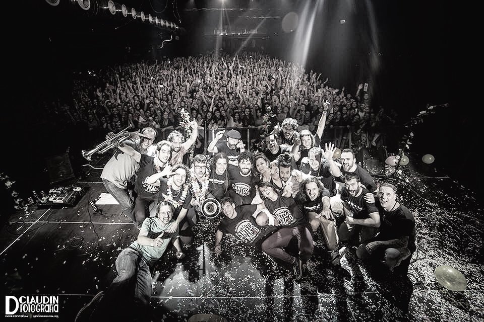 Guille_M_Y's tweet photo. Y está es la foto que la otra anoche en el #palaciovistalegre puso broche final al concierto de despedida de @cantecademacao y que hizo posible y sirvió de excusa para este reencuentro histórico en la familia Canteca.Aún asimilando emociones, sentimientos y sensaciones.pero feliz https://t.co/BIh55mpYY0