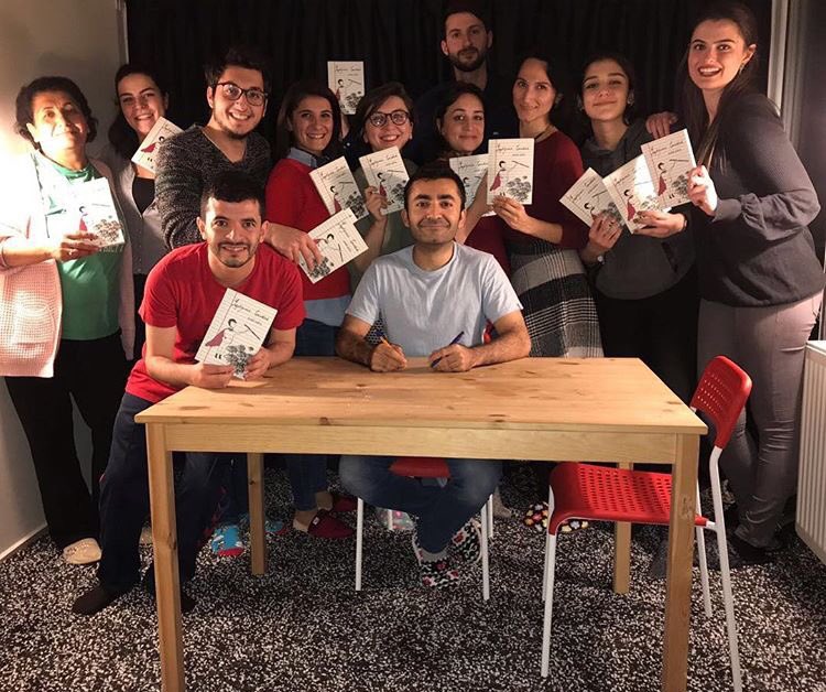 Yazar çıldırdı! Erdal Şahin'in ilk kitabı Yaptığımız Çocukluk'un ikinci imza etkinliği yazarın kendi evinde, Malatya'dan gelen yiyecekler eşliğinde yapılmış! Darısı gelecek imzaların başına. 📚✒️
#yaptığımızçocukluk
#erdalşahin
#küsuratyayınları