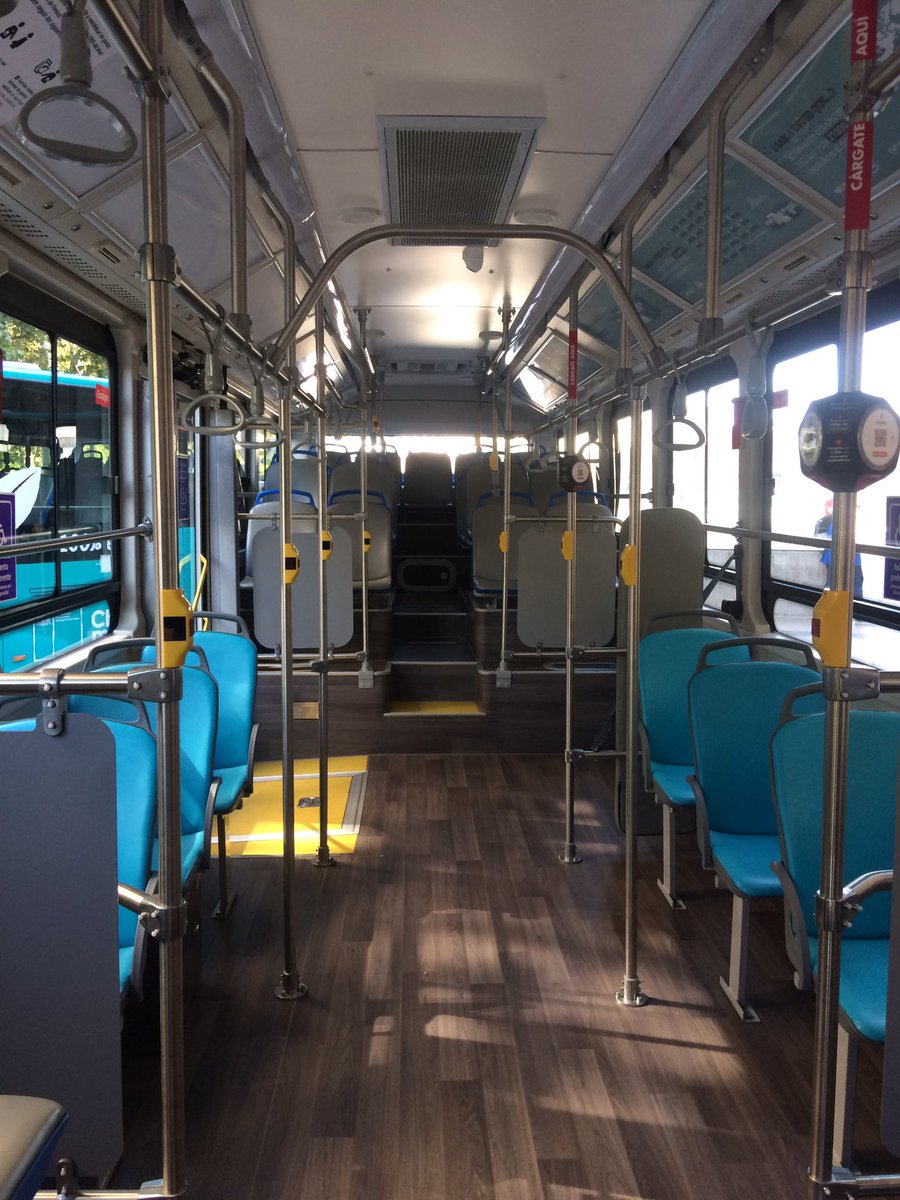 Transantiago's tweet photo. #BusesEléctricos cuentan con cabina para los conductores, aire acondicionado, wifi, cargador de celular USB https://t.co/etIM9KvZwa