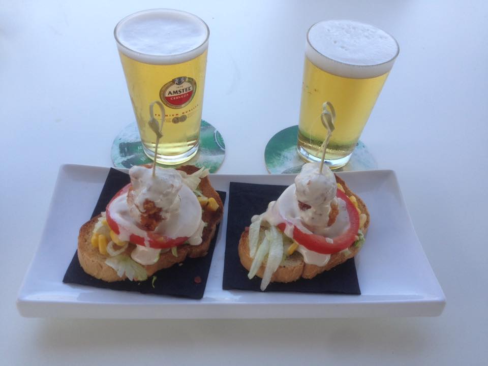 AstrumLoungeBar's tweet photo. Benvinguts @johnpinet  i @LlopisBng Unes tapetes? https://t.co/eSCq1GT216