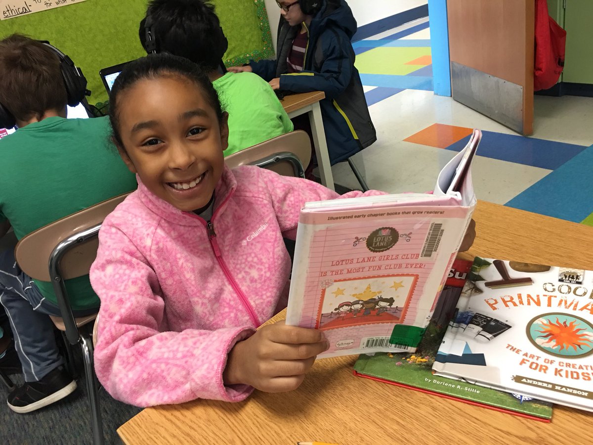 simo_mrs's tweet photo. These kiddos enjoy their morning choice time before the 🛎! #AESOWLTHEWAY #choices #learningisfun https://t.co/FBTkMB2Chb