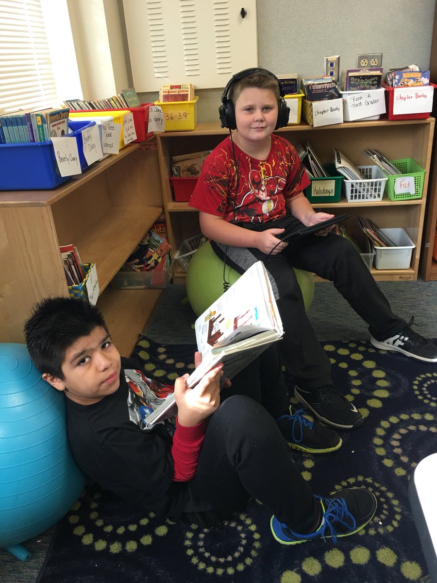 simo_mrs's tweet photo. These kiddos enjoy their morning choice time before the 🛎! #AESOWLTHEWAY #choices #learningisfun https://t.co/FBTkMB2Chb