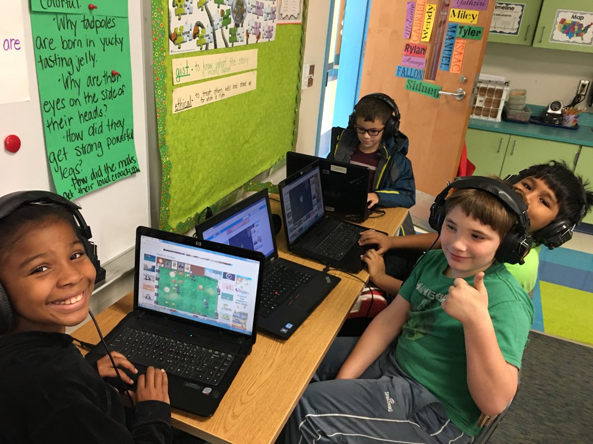 simo_mrs's tweet photo. These kiddos enjoy their morning choice time before the 🛎! #AESOWLTHEWAY #choices #learningisfun https://t.co/FBTkMB2Chb