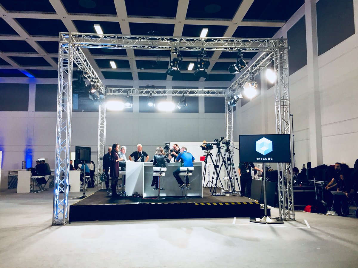 MartAtWork's tweet photo. Spotted: @techstringy seems to have acquired his own entire stage set up now #NetAppInsight #popuptechtalks https://t.co/SfENW1cYAC