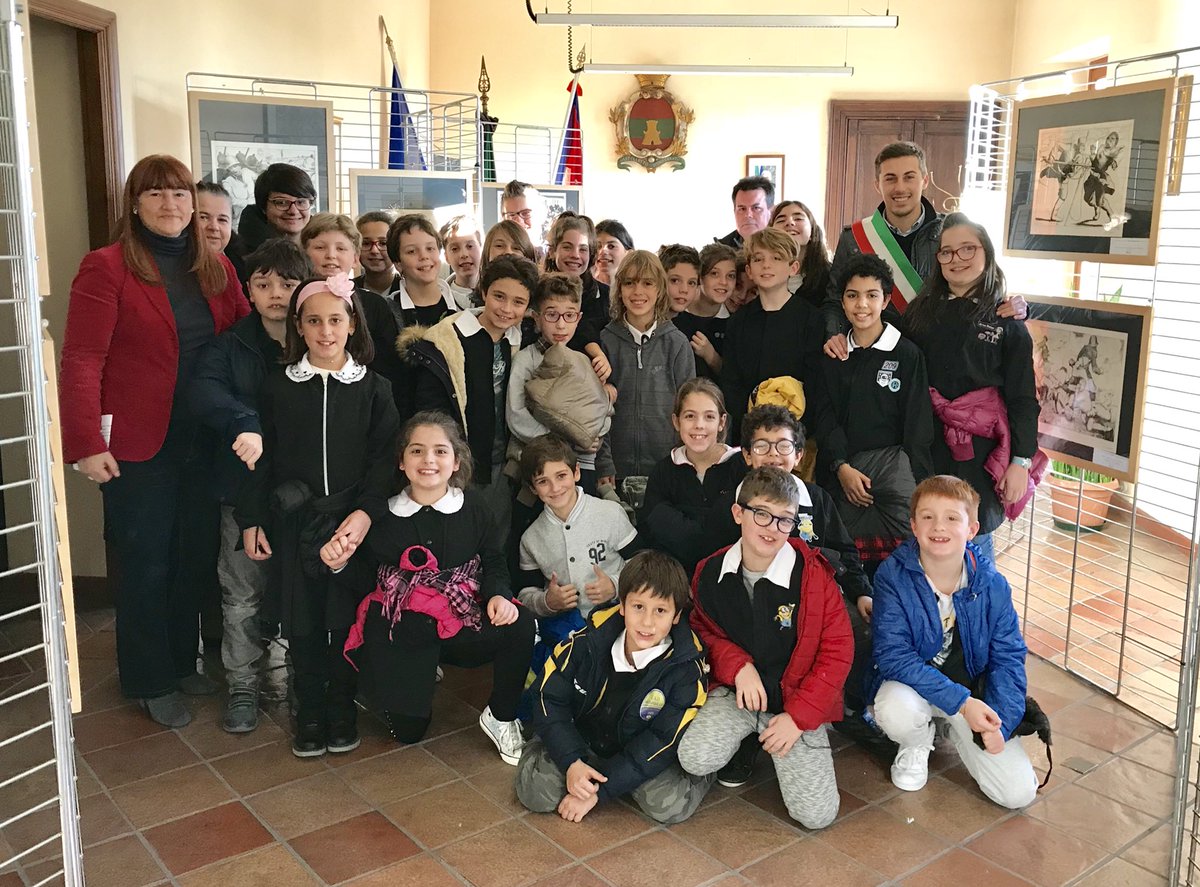 GianluColletti's tweet photo. Insieme ai ragazzi #scuoleelementari #castellettomonferrato per condividere con loro la mostra di Alberto Helios Gagliardo. È importante raccontare ai nostri ragazzi quello che la storia ci insegna, per far sì che gli orrori della guerra non si ripetano mai più. #primaguerra https://t.co/gEERNTnO7J