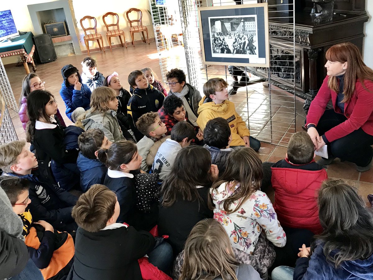 GianluColletti's tweet photo. Insieme ai ragazzi #scuoleelementari #castellettomonferrato per condividere con loro la mostra di Alberto Helios Gagliardo. È importante raccontare ai nostri ragazzi quello che la storia ci insegna, per far sì che gli orrori della guerra non si ripetano mai più. #primaguerra https://t.co/gEERNTnO7J