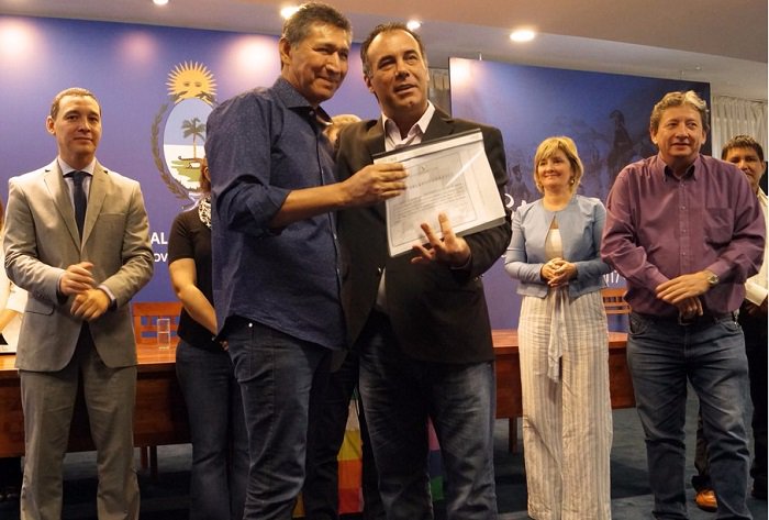 chacoenlinearad's tweet photo. El vicegobernador, @mdcapitanich entregó diplomas a las autoridades electas del #IDACH. https://t.co/uDpQXBDPEe