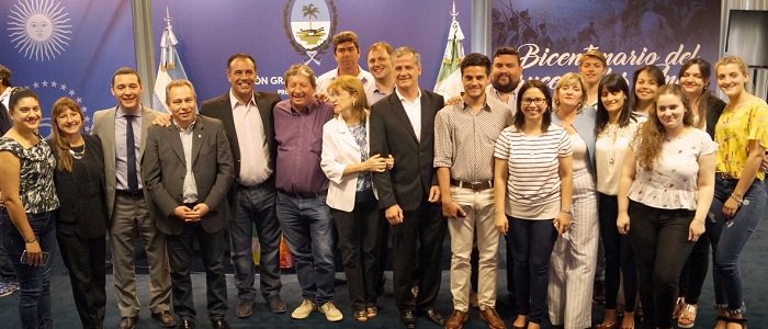 chacoenlinearad's tweet photo. El vicegobernador, @mdcapitanich entregó diplomas a las autoridades electas del #IDACH. https://t.co/uDpQXBDPEe