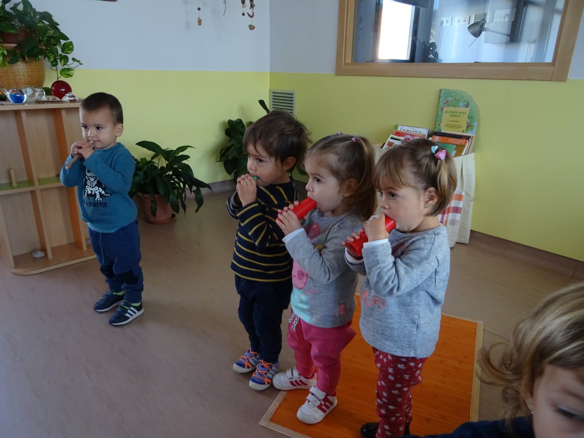 EMMValls's tweet photo. Taller Baldufa a l'escola bressol Xiquets i Xiquetes de #Valls, o com fer que la canalla improvisi un clarinet amb el troben a mà després d'escoltar el #JosepBoada.
#Vivimlamúsica! https://t.co/ArnSC2vEaB