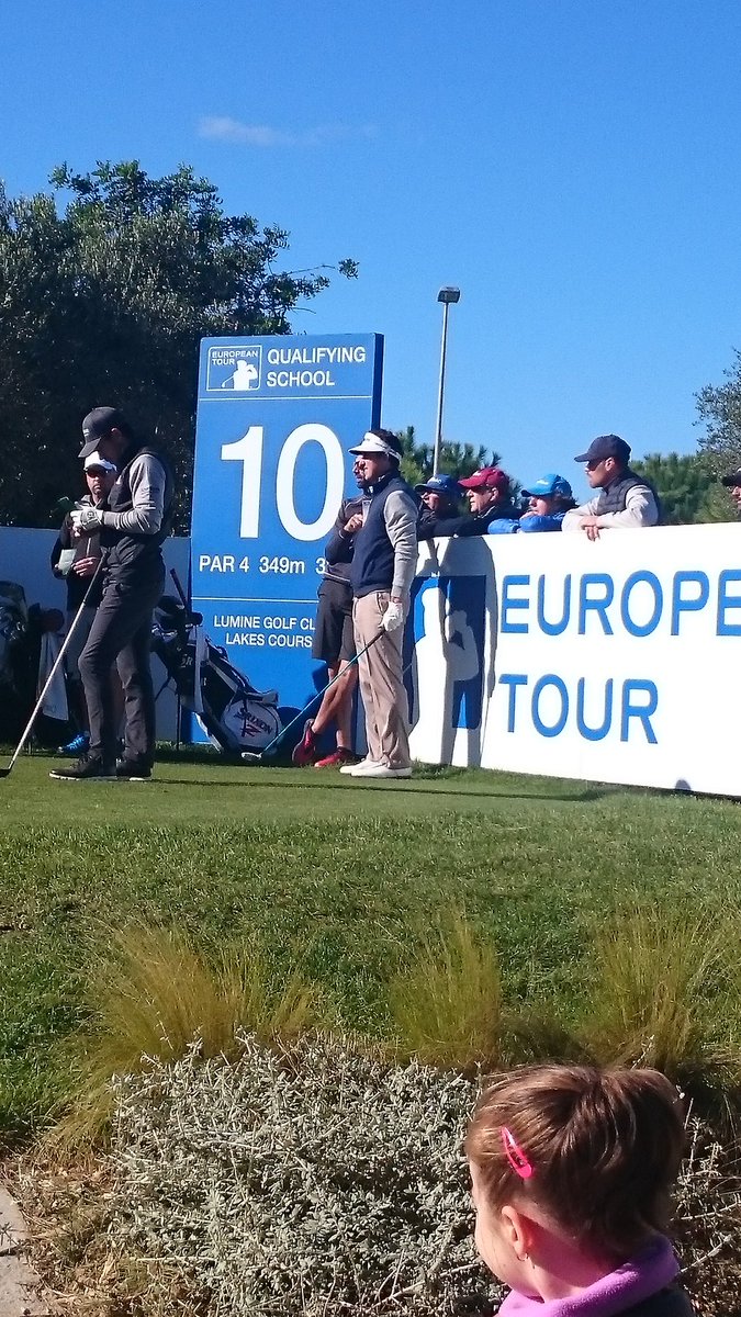 1976Raimon's tweet photo. @gfcgolf 
Vamos Gonzalo suerte y a por la targeta.
Espero que el abrazo y el beso  que mi hija de 5 años te dio el domingo te siga dando suerte tal como le dijiste cuando en el hoyo 7 estabas +2 en el lakes.
Por cierto gracias por la bola, esta contentísima y no la suelta. https://t.co/PdwuFFVWlS