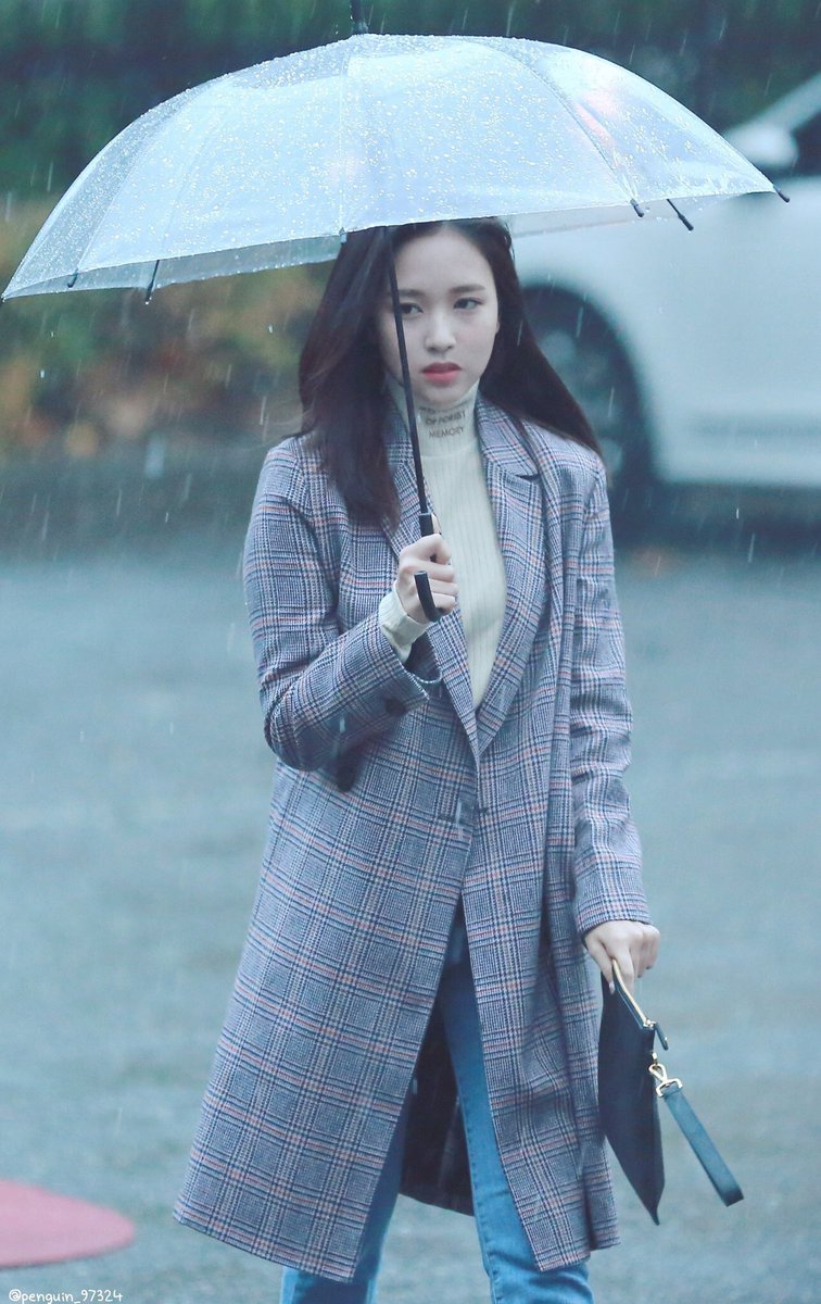apr_peach9's tweet photo. 雨がこんなに似合う女性はミナミョウイ以外いないと思ってる😭← https://t.co/LhRzFoW5ws