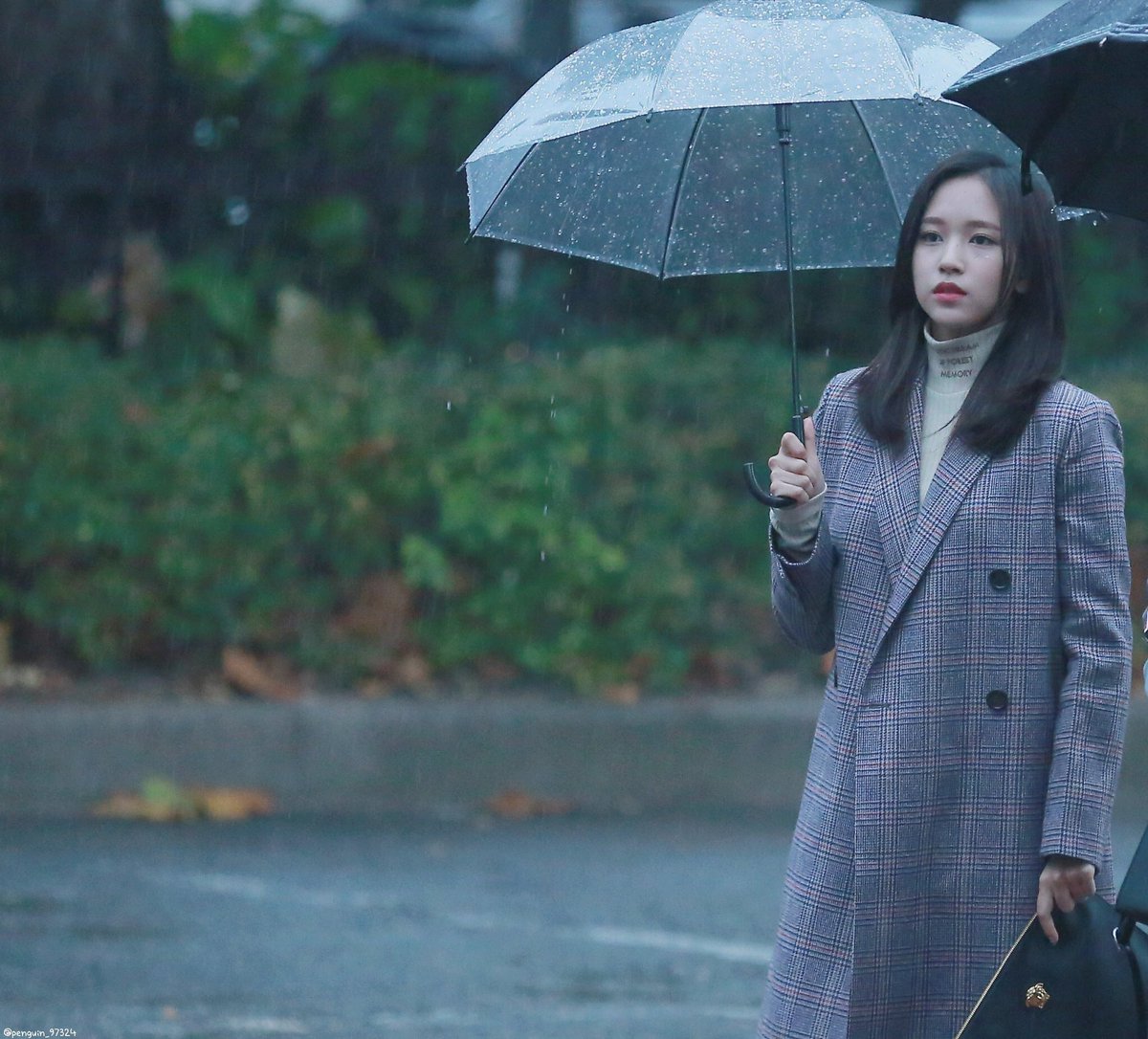 apr_peach9's tweet photo. 雨がこんなに似合う女性はミナミョウイ以外いないと思ってる😭← https://t.co/LhRzFoW5ws