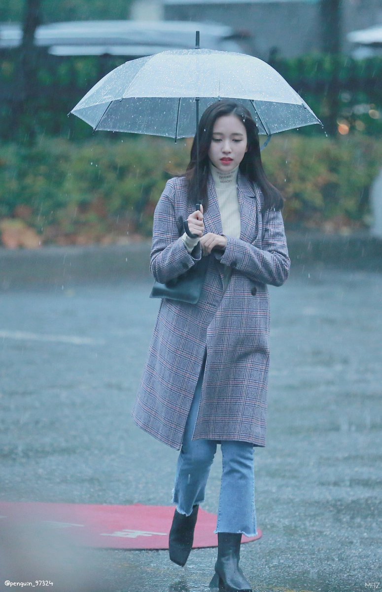 apr_peach9's tweet photo. 雨がこんなに似合う女性はミナミョウイ以外いないと思ってる😭← https://t.co/LhRzFoW5ws