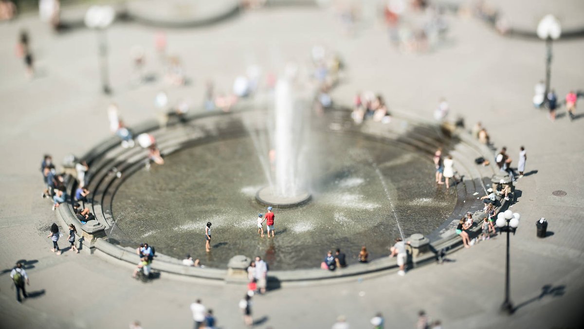 TimeOutNewYork's tweet photo. A new photo book makes NYC look like a set of toys: https://t.co/V0p2slHjHg https://t.co/Pp8zqrnpP3