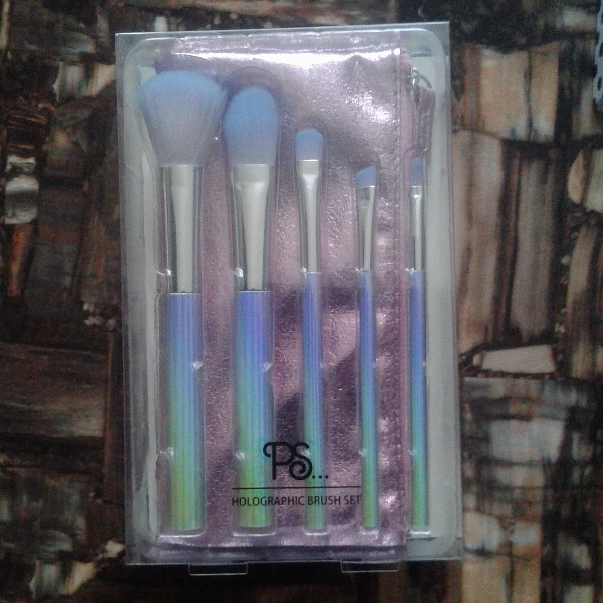 beautylabelgh's tweet photo. 💕NewStock💕 PS Holographic Makeup Brush Set & Makeup Bag #Accra #facebeat #makeuptools #makeupapplication #Makeupbrushes #Ghana #EastLegon #lookbeautiful #blusherbrush https://t.co/7k6bgsj0Ay