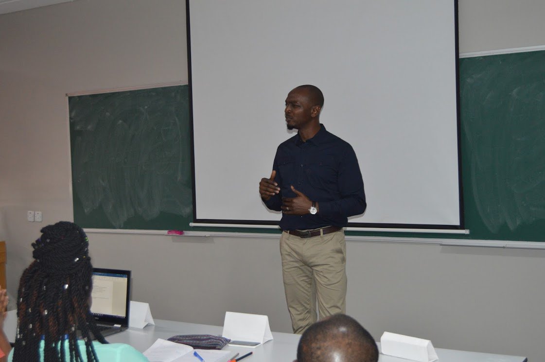 SMC_PAU's tweet photo. @ik_osakioduwa sharing his experience in TV production during Mr Onimisi Adaba's TV programme class. #ClassLearning #SMC https://t.co/VbPUjQJZdc