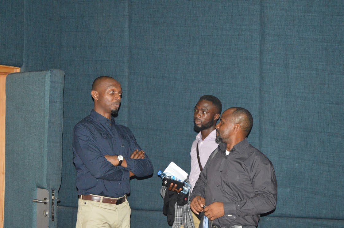 SMC_PAU's tweet photo. @ik_osakioduwa sharing his experience in TV production during Mr Onimisi Adaba's TV programme class. #ClassLearning #SMC https://t.co/VbPUjQJZdc