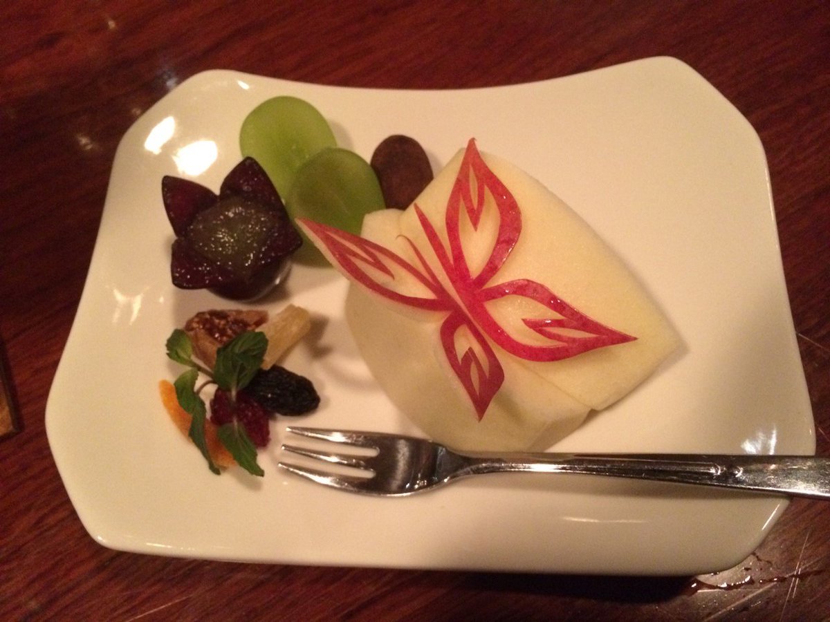 バーテンダーの大会ではフルーツカッティングも競います。