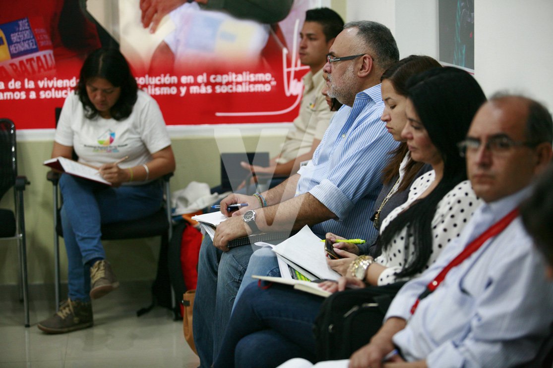 Minhvi_Oficial's tweet photo. #OSNVH junto a los órganos estadales de vivienda, esta semana ofrecieron un balance de ejecución de 3 mil 922 viviendas culminadas #OSNVH Nro.38 https://t.co/RFMZOtShIg @MQuevedoF @NicolasMaduro https://t.co/JG903JFIXA