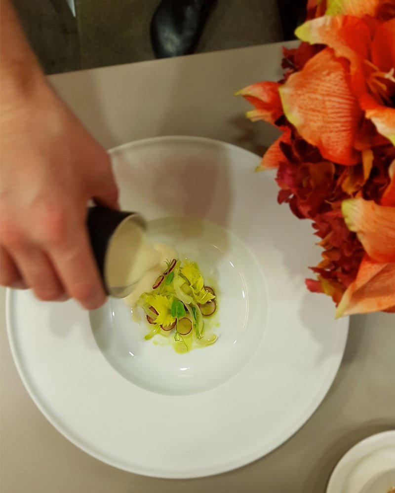 HeathrowVIP's tweet photo. Head chef Sam Morgan is at it again... #maninwhite #headchef #hvipmenu #wintermenu #platingperfection #Celeriac #apple #veloute #finedining https://t.co/GylXsPj9T5