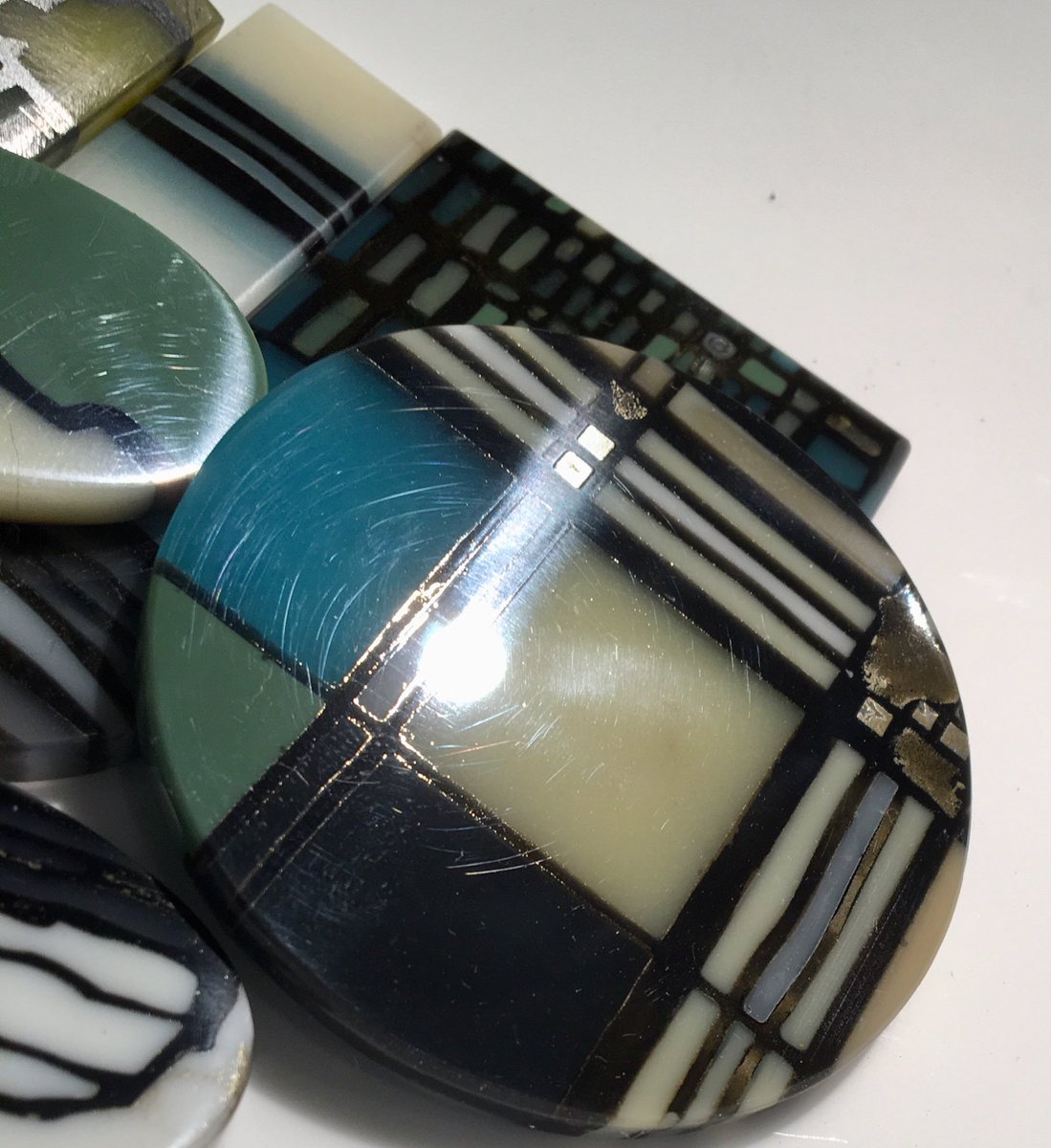 JaneDzisiewski's tweet photo. #Resin stones to mount - all new designs for #jewellery @BluecoatDisplay #ColourMapping exhibition : 18th Nov - 13th Jan 2018 #Liverpool https://t.co/9b8JYXGlws