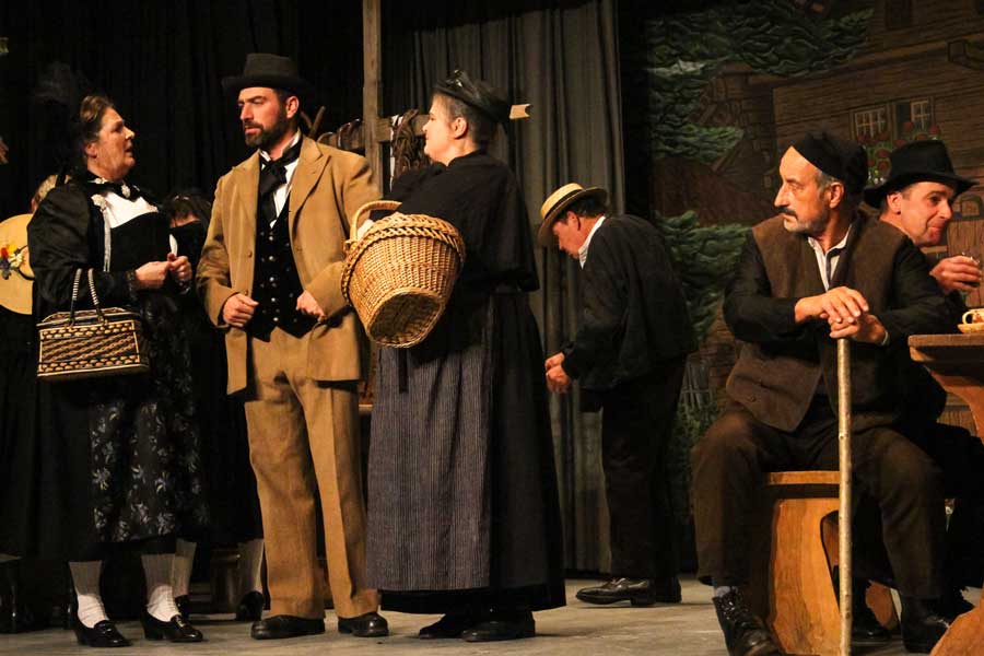 StoryofEmmental's tweet photo. Käserei in der Vehfreud (@gotthelf). Tolles Theater von Kultur i #Langnau  im Kirchgemeindehaus @Langnau: 
- Do, 16.11, 20h00
- Sa, 18.11, 20h00
- So, 19.11, 14h00
- Mi, 22.11 20h00
"Ir Vehfröid hei d Wiiiber d'Hose anne!" Mehr unter https://t.co/xQxpL0CfV9 #Theater https://t.co/iVmOLM9EMq