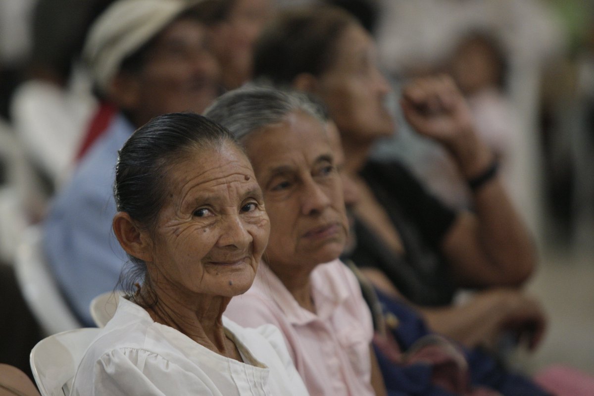 indh_guatemala's tweet photo. Hoy las personas viven más, pero también pasan más años sufriendo debido a enfermedades y discapacidad. La #Salud debe ser una prioridad para alcanzar #desarrollohumano de todxs #ODS3 #IDH2016 https://t.co/WFrwOP8o47 https://t.co/pEg1ziUacB