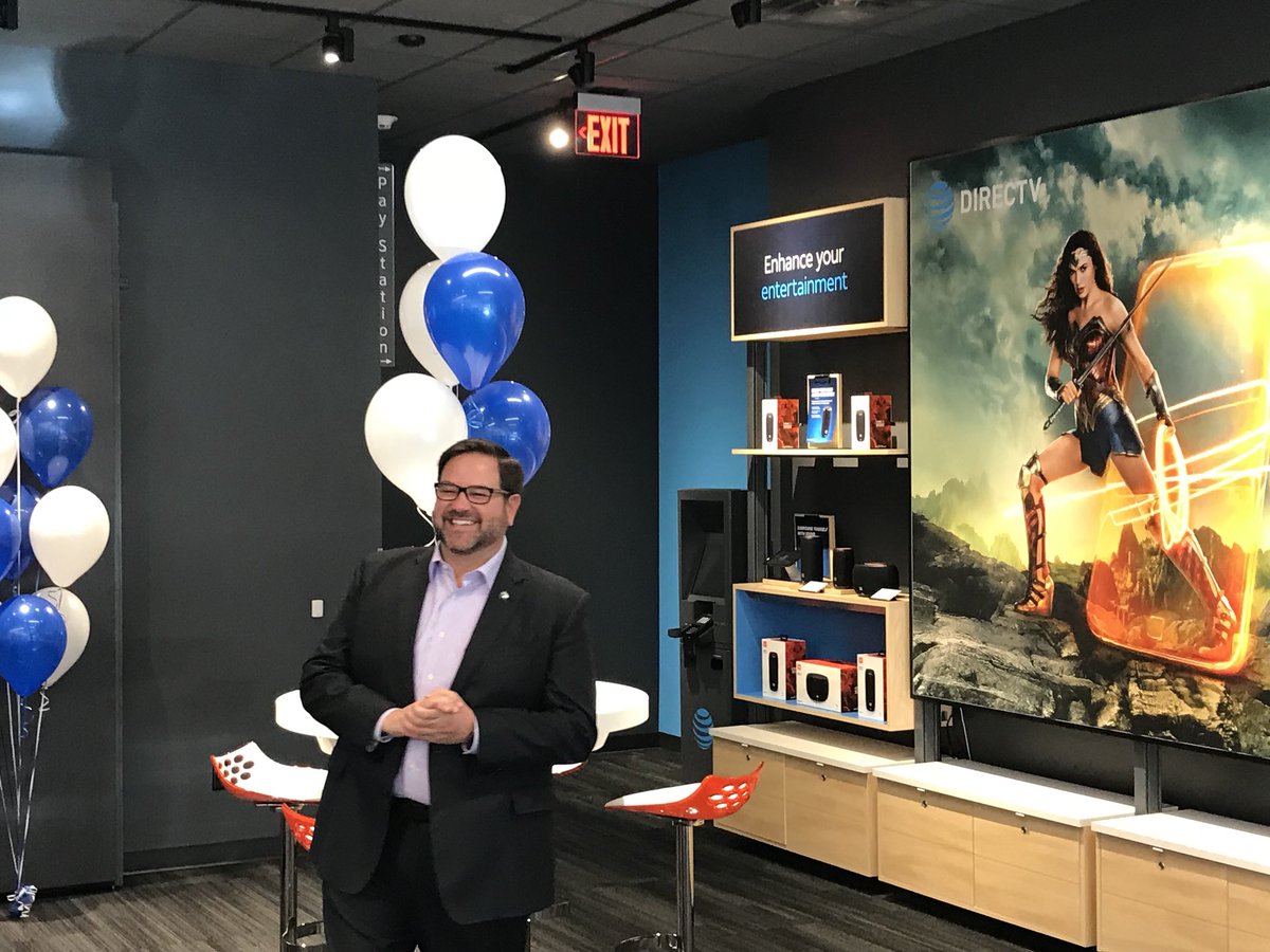 SuzanneTPR's tweet photo. Thx Mayor Paul for being an @ATT customer and celebrating our Lakewood grand opening! #attcolo @LakewoodColo https://t.co/E6TPbIYJIU