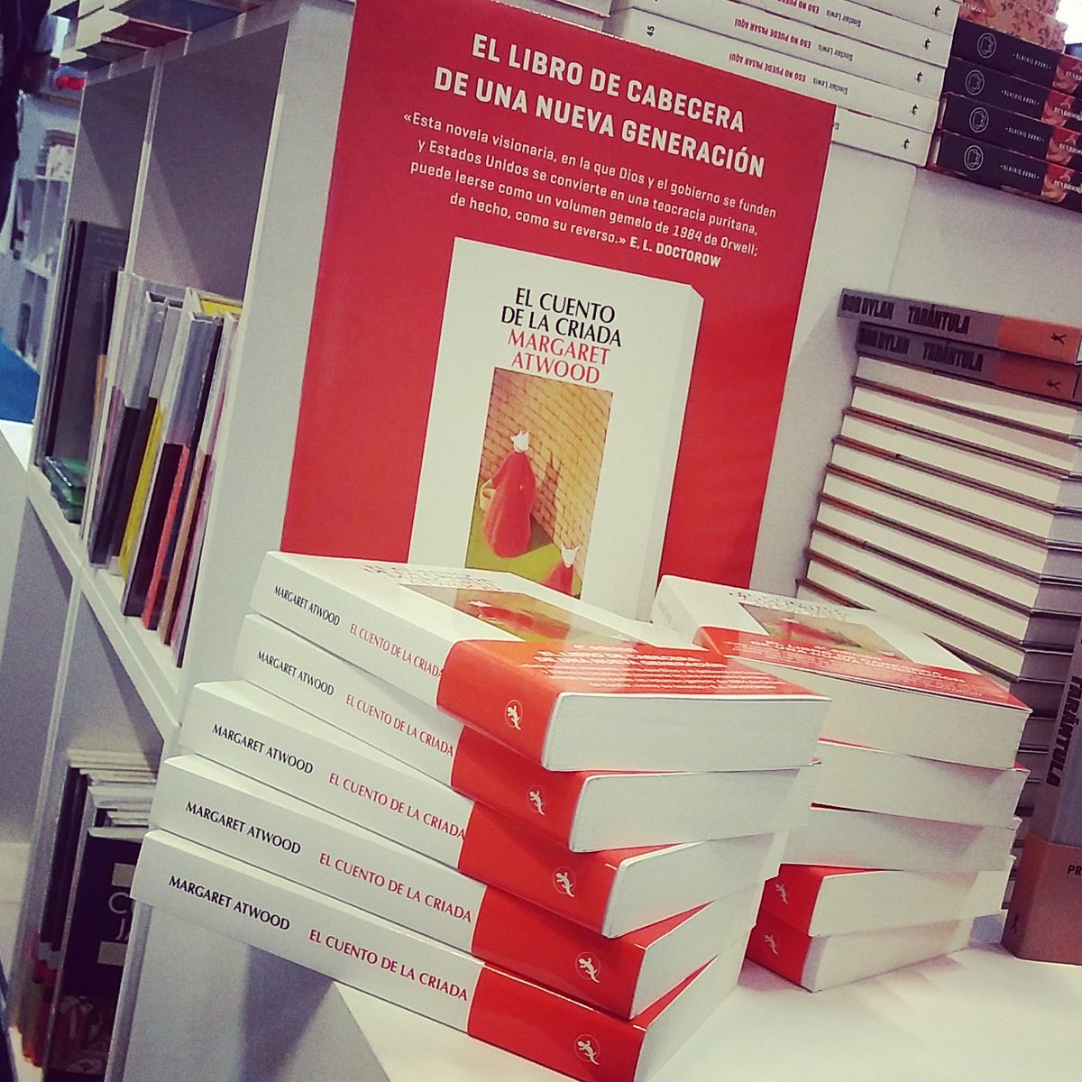 OceanoEc's tweet photo. Encuentra el libro del año en nuestro stand! 

#ElCuentoDeLaCriada #MargaretAtwood

#FilQuito2017 https://t.co/mBeTmjHLk9