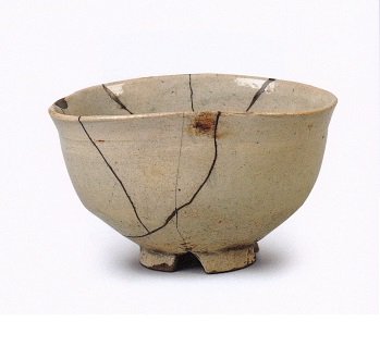 高麗茶碗の中の割高台茶碗について調べると、高台が低いものがほとんど